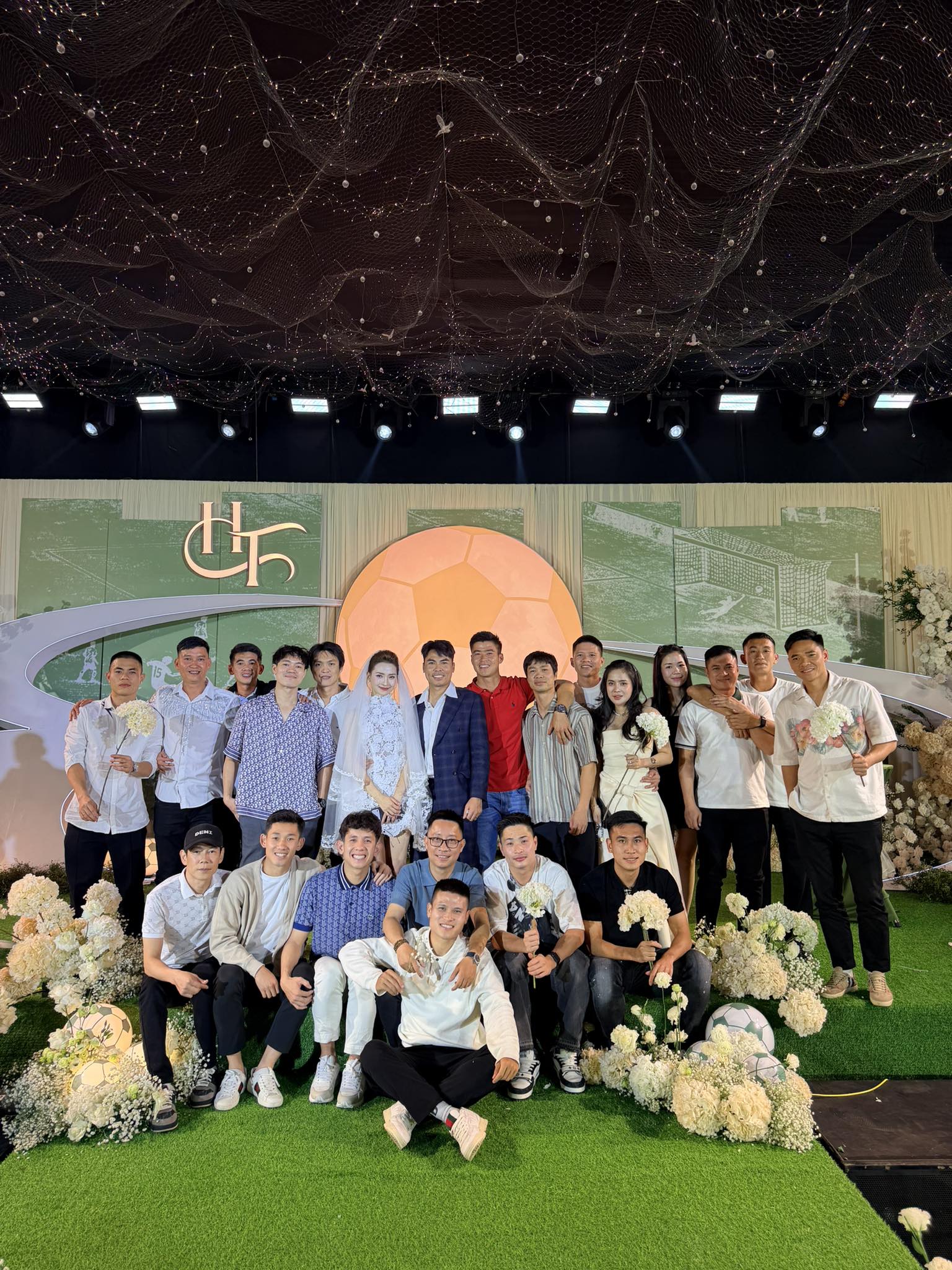 Hiếm hoi lắm mới thấy C&ocirc;ng Phượng, d&agrave;n tuyển thủ U19 Việt Nam g&acirc;y b&atilde;o năm n&agrave;o hội ngộ ở đ&aacute;m cưới Đức Huy- Ảnh 4.