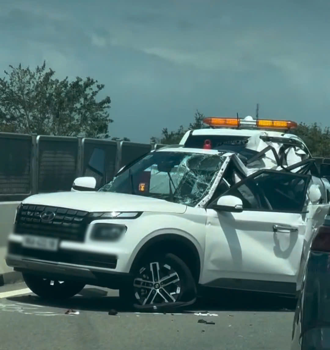 Va chạm kinh ho&agrave;ng tr&ecirc;n cao tốc, mẹ con c&ocirc; gi&aacute;o dạy To&aacute;n tử vong thương t&acirc;m, người chồng nguy kịch- Ảnh 2.