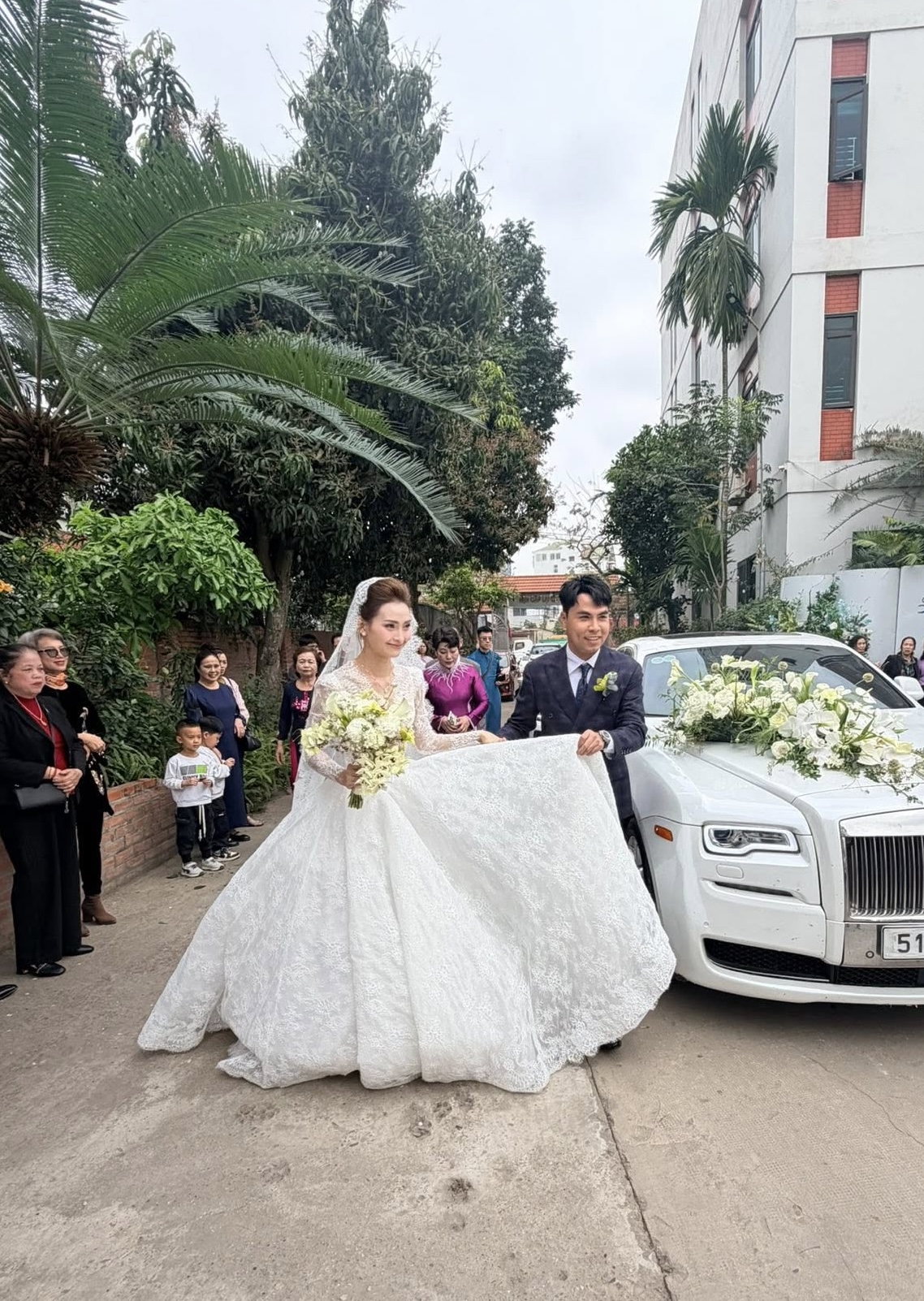 Tiền vệ Đức Huy đi si&ecirc;u xe Rolls-Royce rước MC Huyền Trang M&ugrave; Tạt về dinh, visual c&ocirc; d&acirc;u s&aacute;ng bừng ng&agrave;y cưới- Ảnh 2.