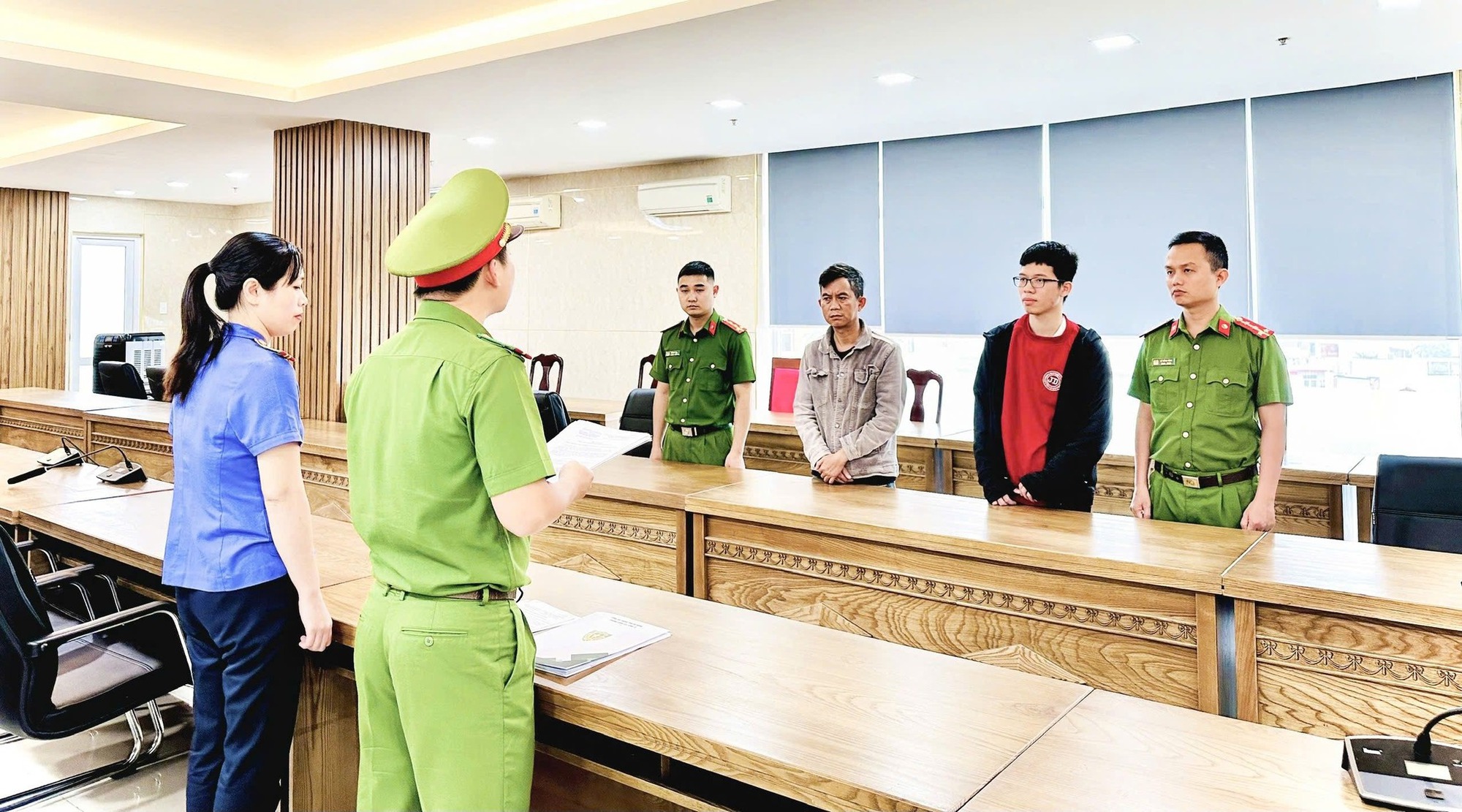 Thi h&agrave;nh lệnh bắt giam chủ hộ kinh doanh Trần Văn Hiếu 42 tuổi- Ảnh 1.