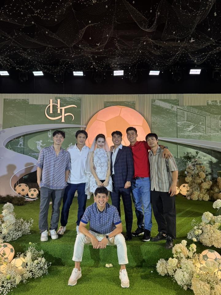Hiếm hoi lắm mới thấy C&ocirc;ng Phượng, d&agrave;n tuyển thủ U19 Việt Nam g&acirc;y b&atilde;o năm n&agrave;o hội ngộ ở đ&aacute;m cưới Đức Huy- Ảnh 3.
