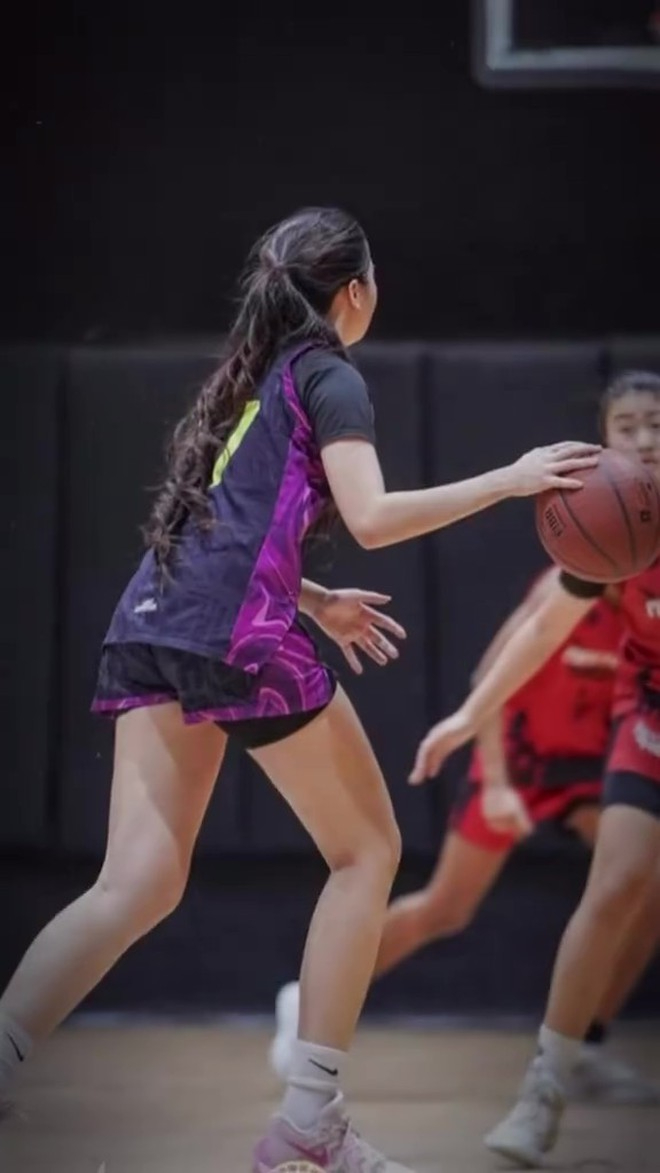 &ldquo;Nữ thần b&oacute;ng rổ&rdquo; Việt Nam bắn tiếng Anh nghe đ&atilde; tai, học trường quốc tế từ 3 tuổi c&oacute; kh&aacute;c!- Ảnh 8.