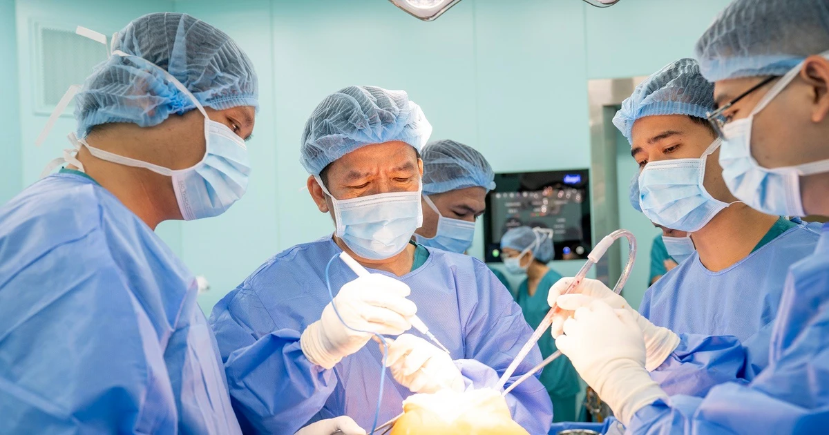 Đau khớp gối, người phụ nữ Nghệ An uống đủ loại thuốc truyền miệng, đến viện th&igrave; đ&ocirc;i ch&acirc;n đ&atilde; biến dạng 1 c&aacute;ch đ&aacute;ng sợ - Ảnh 2.