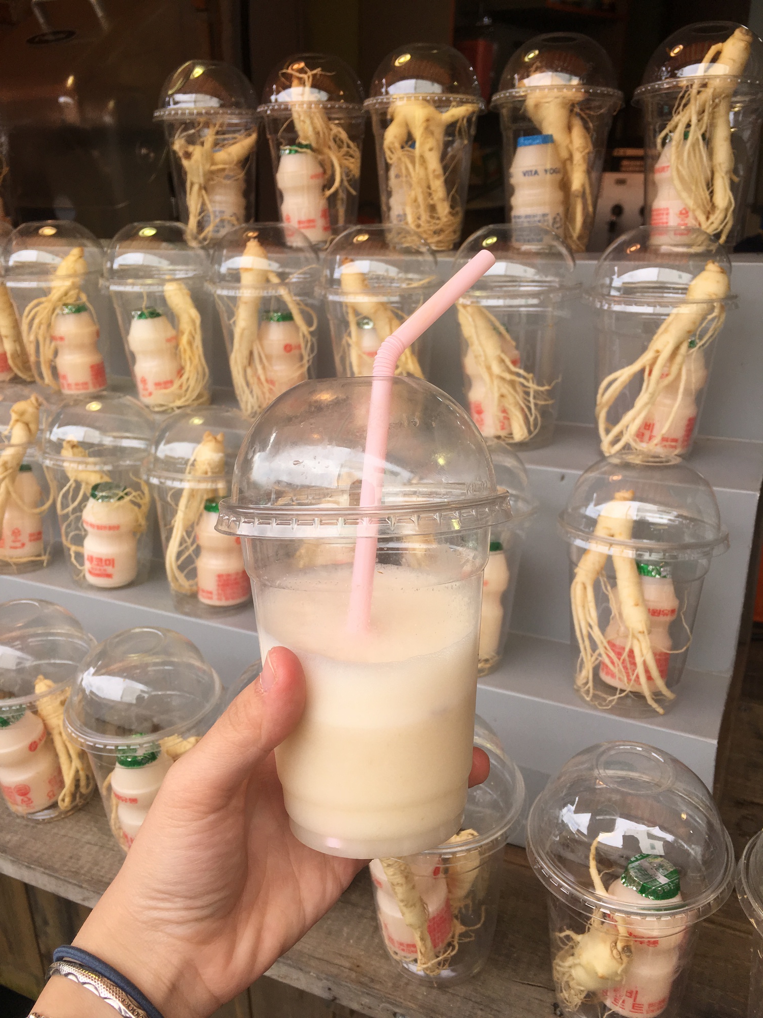 Thử m&oacute;n đồ uống từ "thần dược" của H&agrave;n Quốc, kh&aacute;ch Việt rớt nước mắt: "Cả đời n&agrave;y t&ocirc;i kh&ocirc;ng d&aacute;m uống lại lần 2"- Ảnh 1.