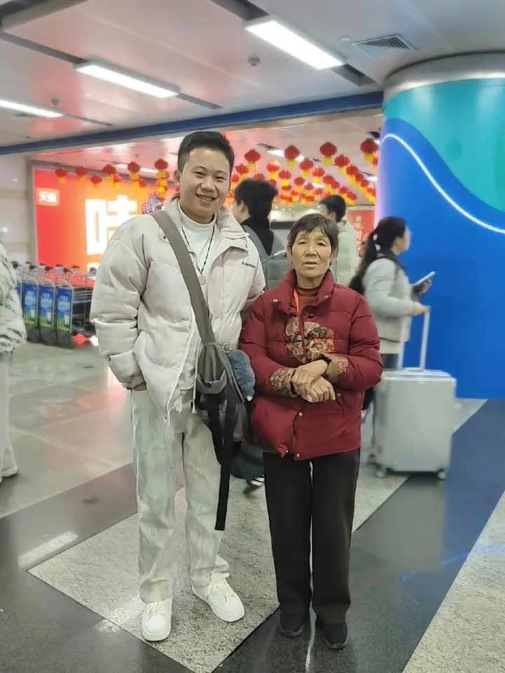 Mẹ vợ m&ugrave; chữ lần đầu đi m&aacute;y bay, ch&agrave;ng rể chu đ&aacute;o d&aacute;n &ldquo;l&aacute; thư cầu cứu&rdquo; l&ecirc;n vali- Ảnh 3.