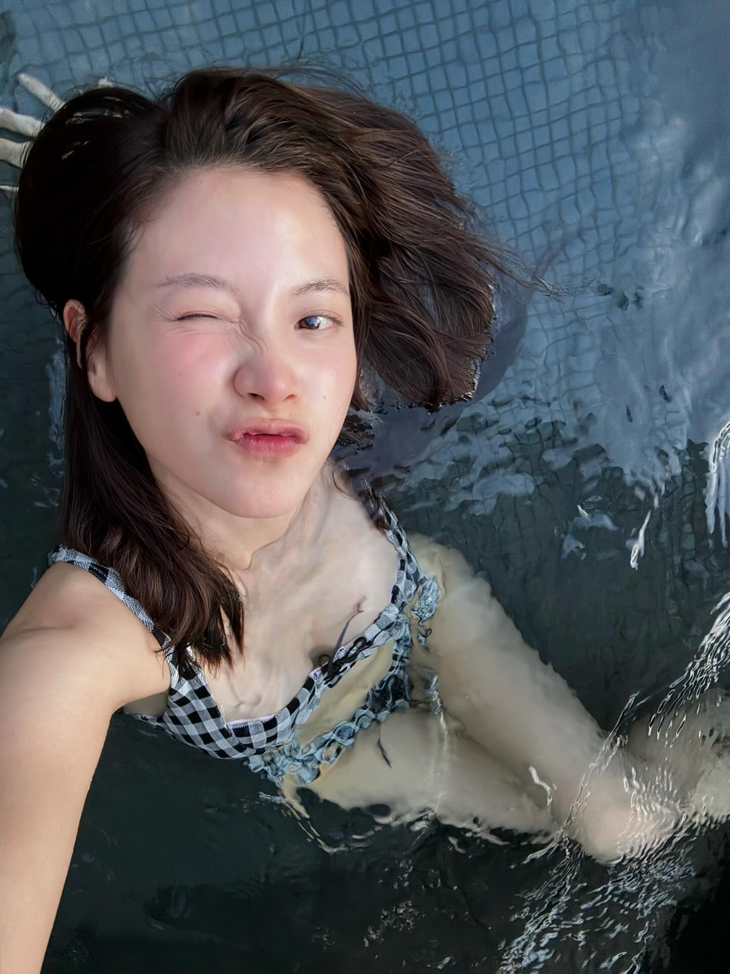 Độc th&acirc;n vui vẻ, Baifern tới thời đỉnh cao nhan sắc thật sự rồi!- Ảnh 8.