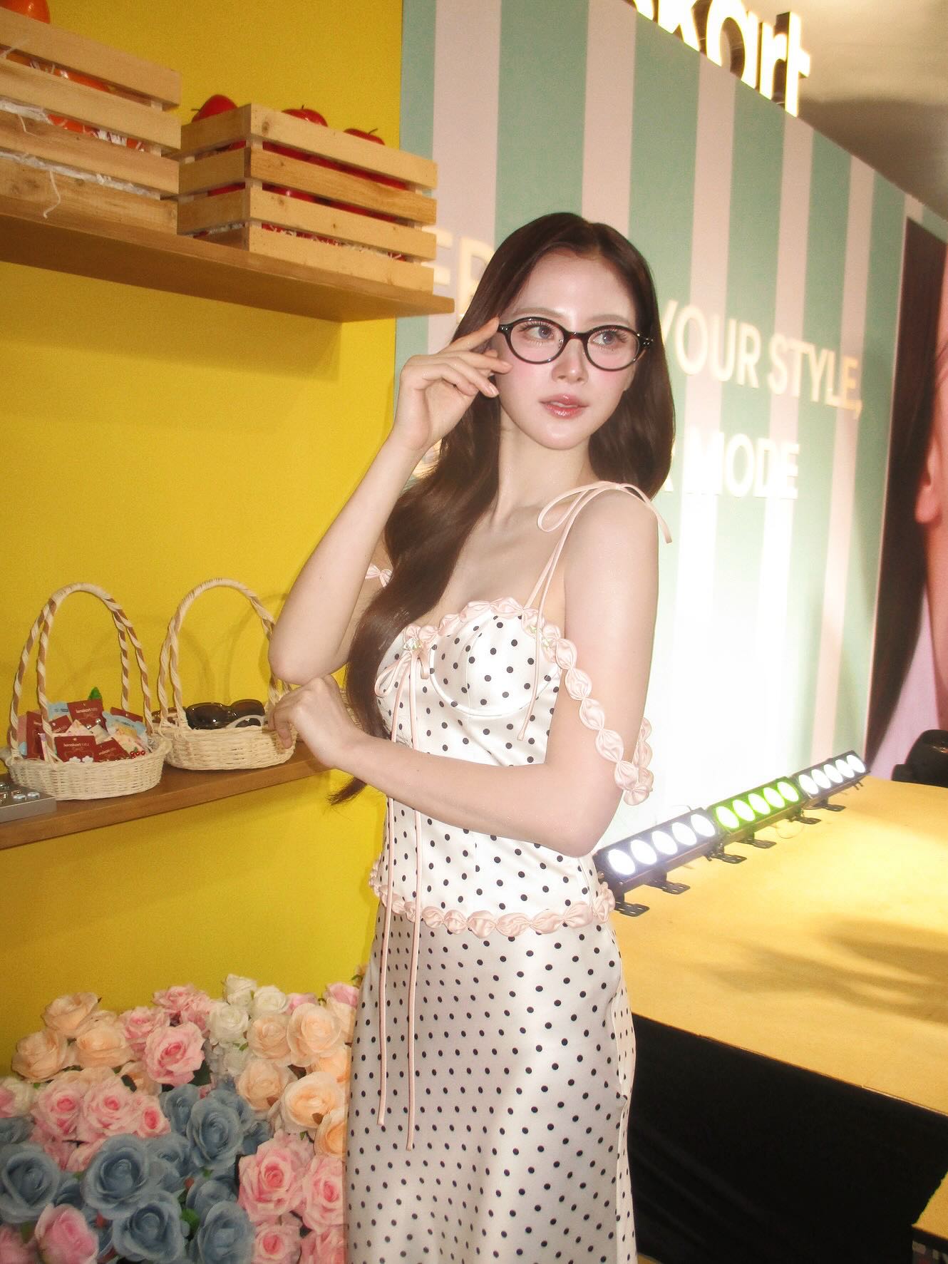 Độc th&acirc;n vui vẻ, Baifern tới thời đỉnh cao nhan sắc thật sự rồi!- Ảnh 1.