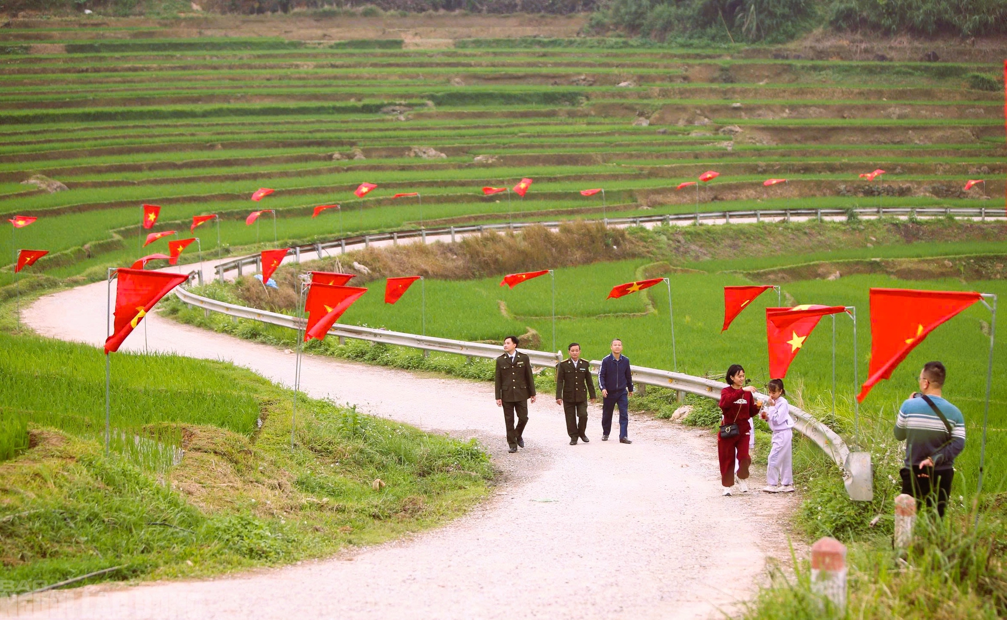 Điểm du lịch nổi tiếng ở Thanh H&oacute;a rực rỡ cờ Tổ quốc trước ng&agrave;y bầu cử- Ảnh 1.