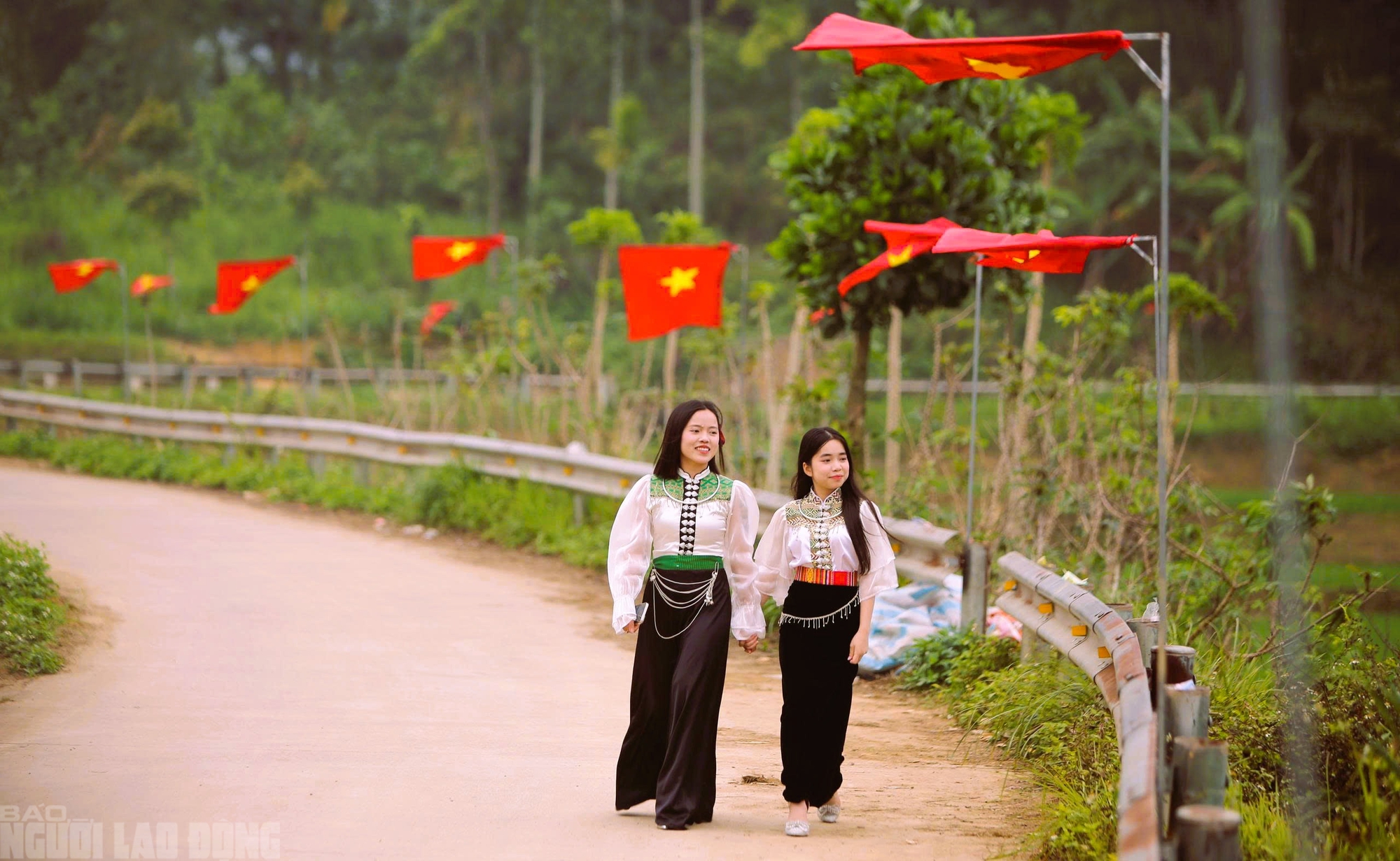 Điểm du lịch nổi tiếng ở Thanh H&oacute;a rực rỡ cờ Tổ quốc trước ng&agrave;y bầu cử- Ảnh 3.