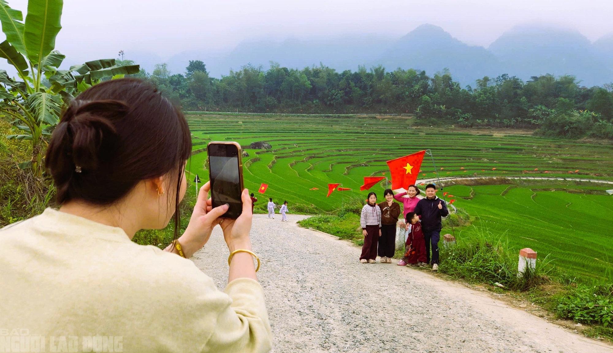 Điểm du lịch nổi tiếng ở Thanh H&oacute;a rực rỡ cờ Tổ quốc trước ng&agrave;y bầu cử- Ảnh 7.