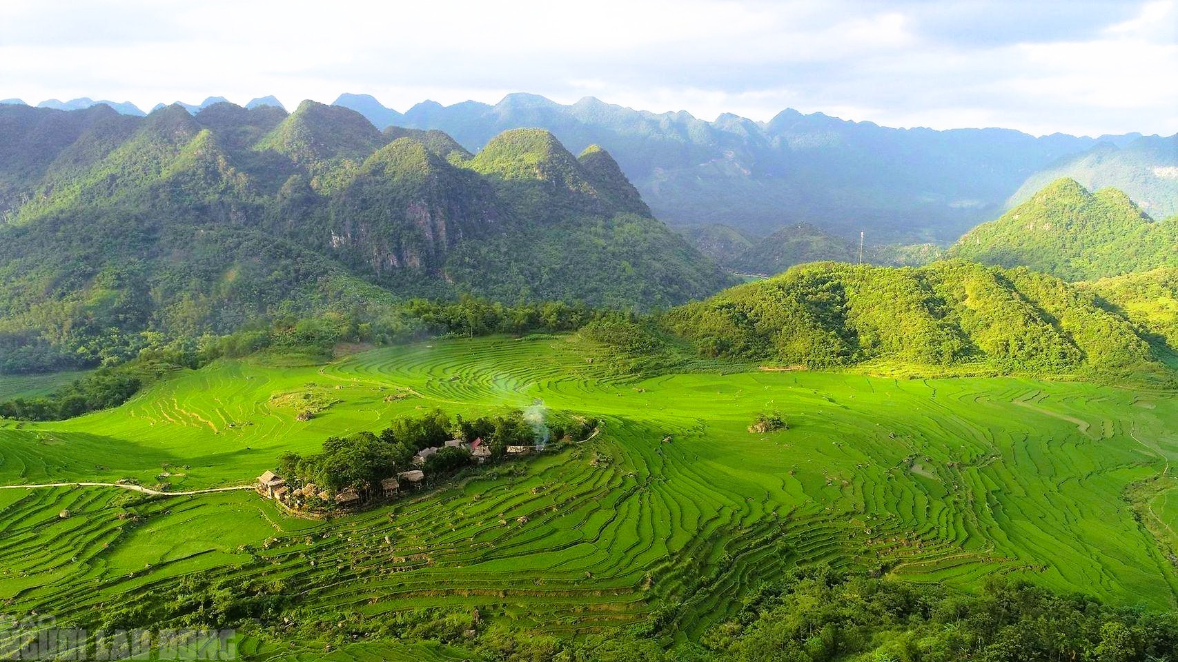 Điểm du lịch nổi tiếng ở Thanh H&oacute;a rực rỡ cờ Tổ quốc trước ng&agrave;y bầu cử- Ảnh 18.