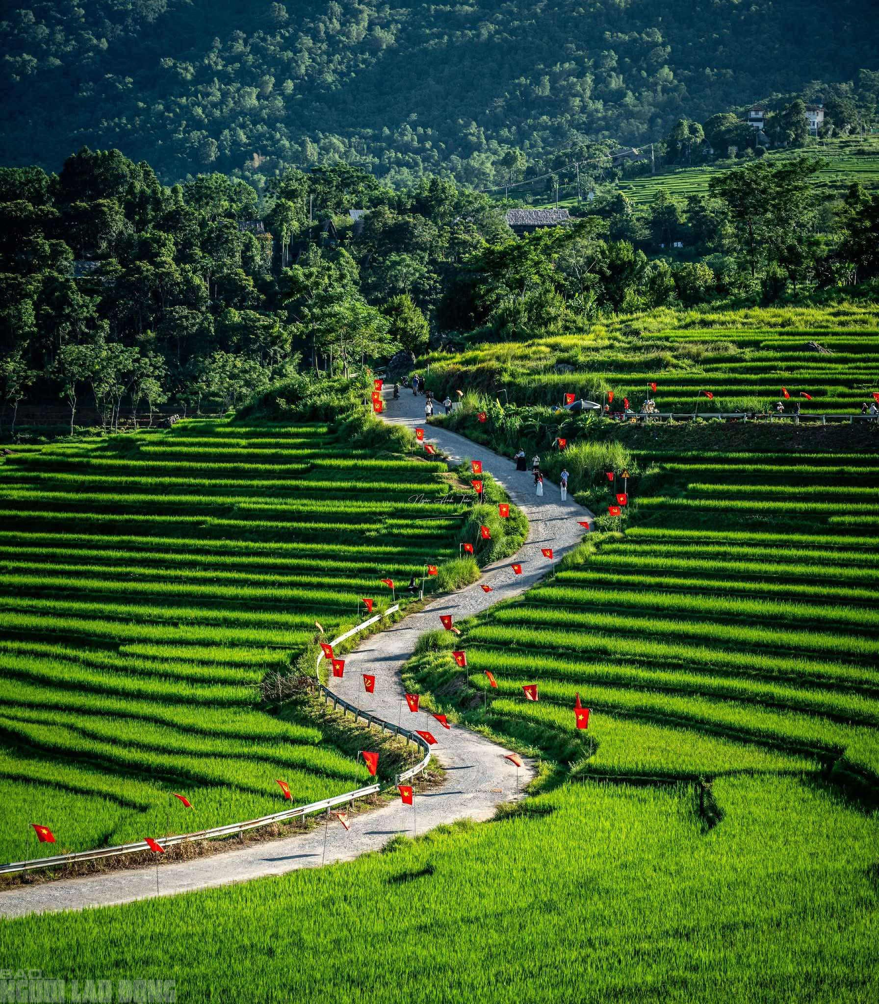 Điểm du lịch nổi tiếng ở Thanh H&oacute;a rực rỡ cờ Tổ quốc trước ng&agrave;y bầu cử- Ảnh 13.