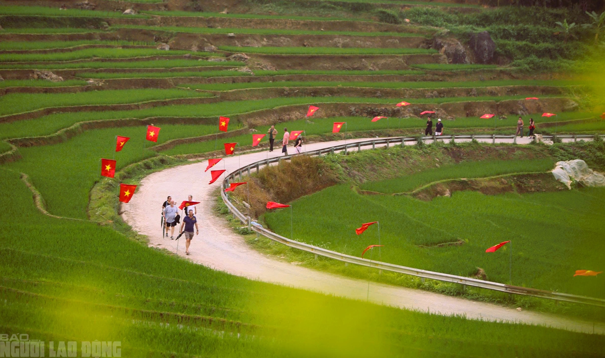 Điểm du lịch nổi tiếng ở Thanh H&oacute;a rực rỡ cờ Tổ quốc trước ng&agrave;y bầu cử- Ảnh 9.