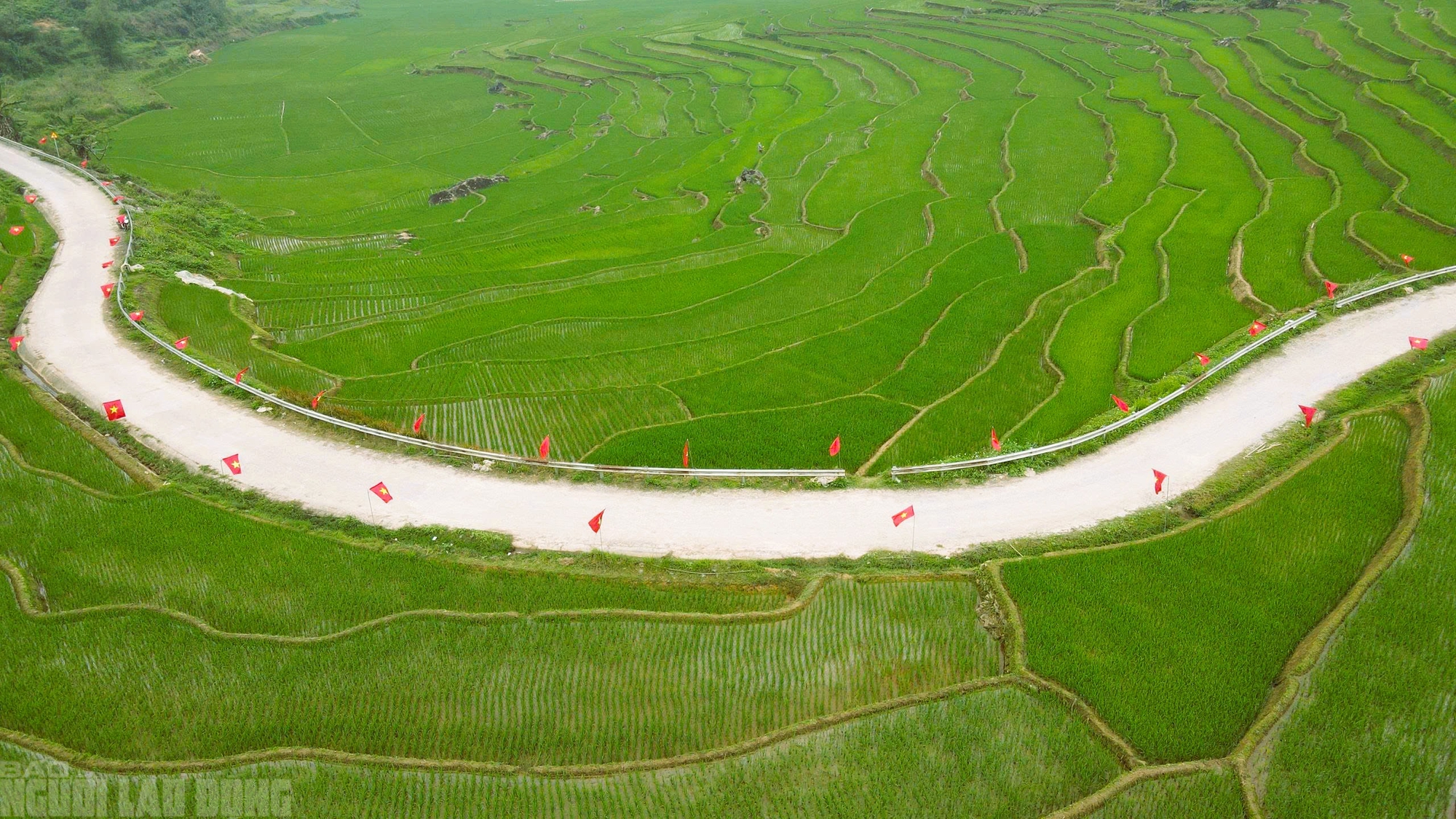 Điểm du lịch nổi tiếng ở Thanh H&oacute;a rực rỡ cờ Tổ quốc trước ng&agrave;y bầu cử- Ảnh 10.