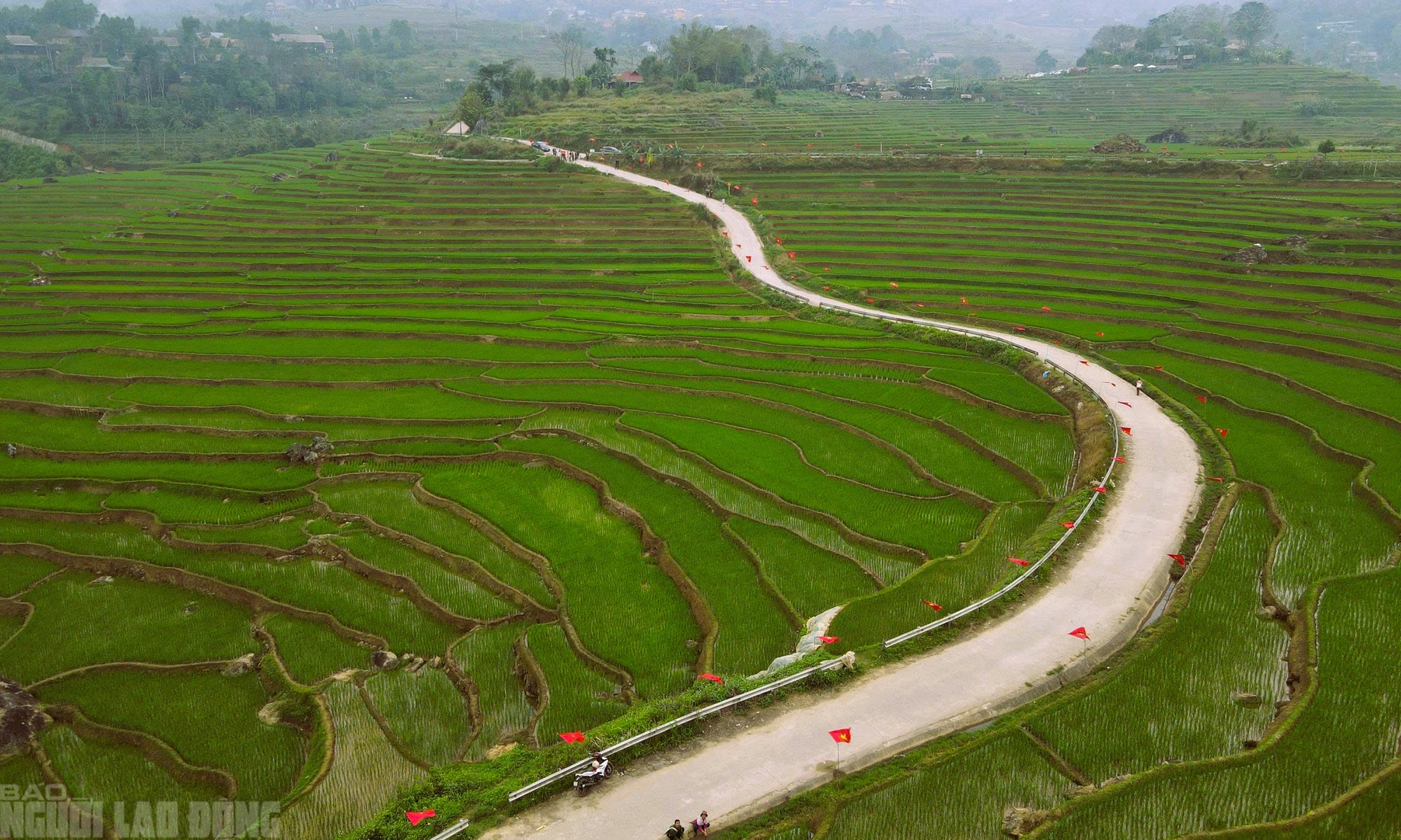 Điểm du lịch nổi tiếng ở Thanh H&oacute;a rực rỡ cờ Tổ quốc trước ng&agrave;y bầu cử- Ảnh 12.
