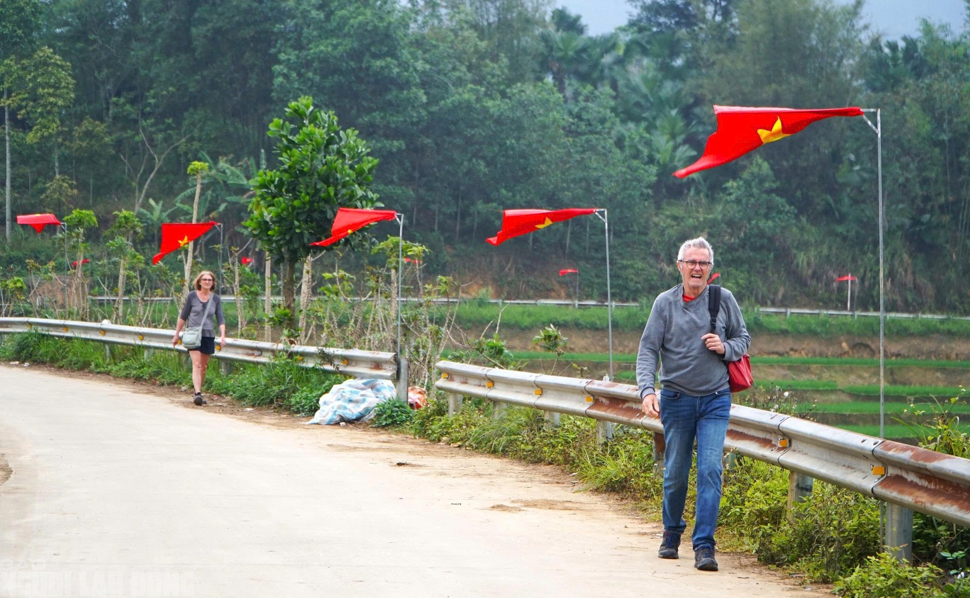 Điểm du lịch nổi tiếng ở Thanh H&oacute;a rực rỡ cờ Tổ quốc trước ng&agrave;y bầu cử- Ảnh 5.