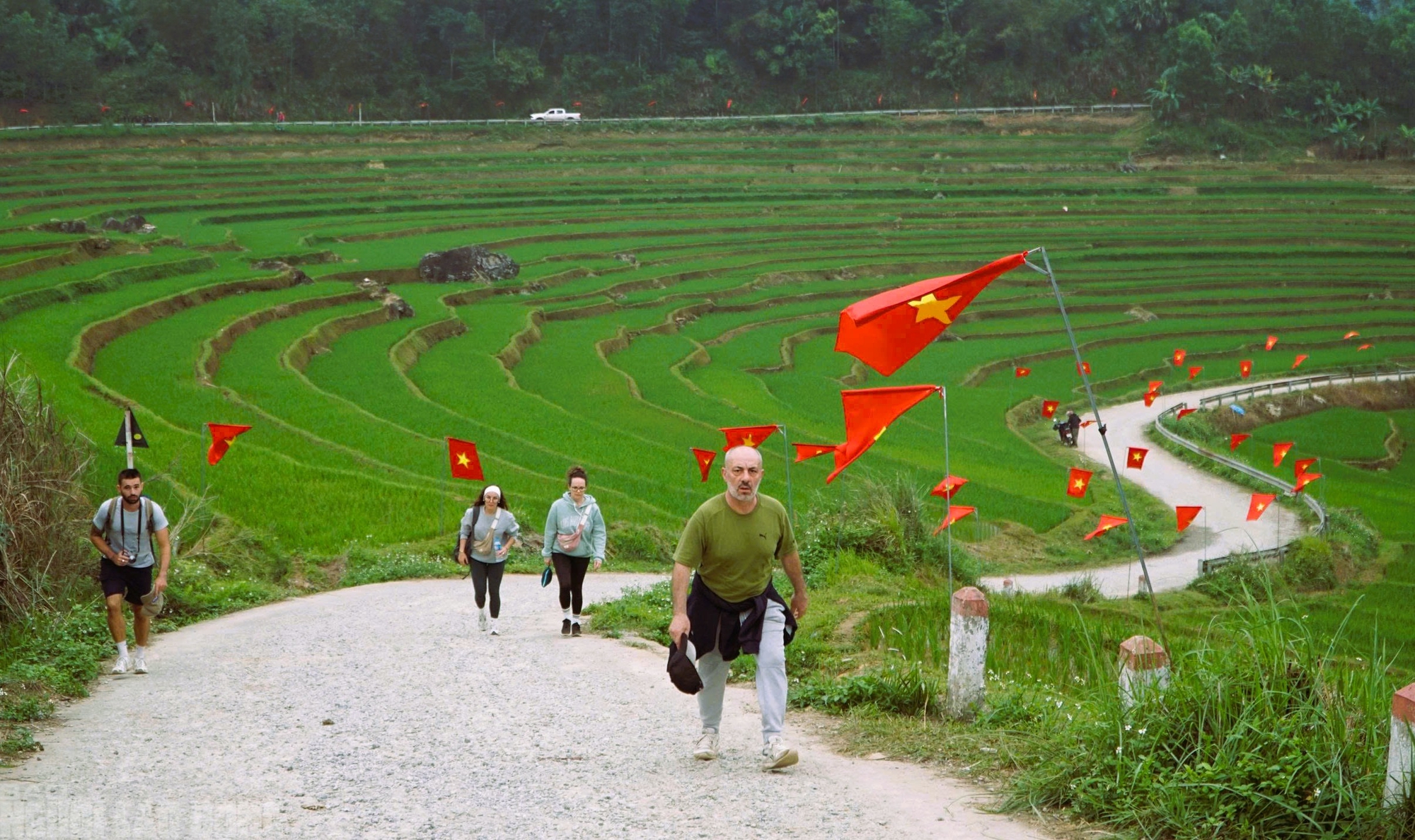 Điểm du lịch nổi tiếng ở Thanh H&oacute;a rực rỡ cờ Tổ quốc trước ng&agrave;y bầu cử- Ảnh 6.