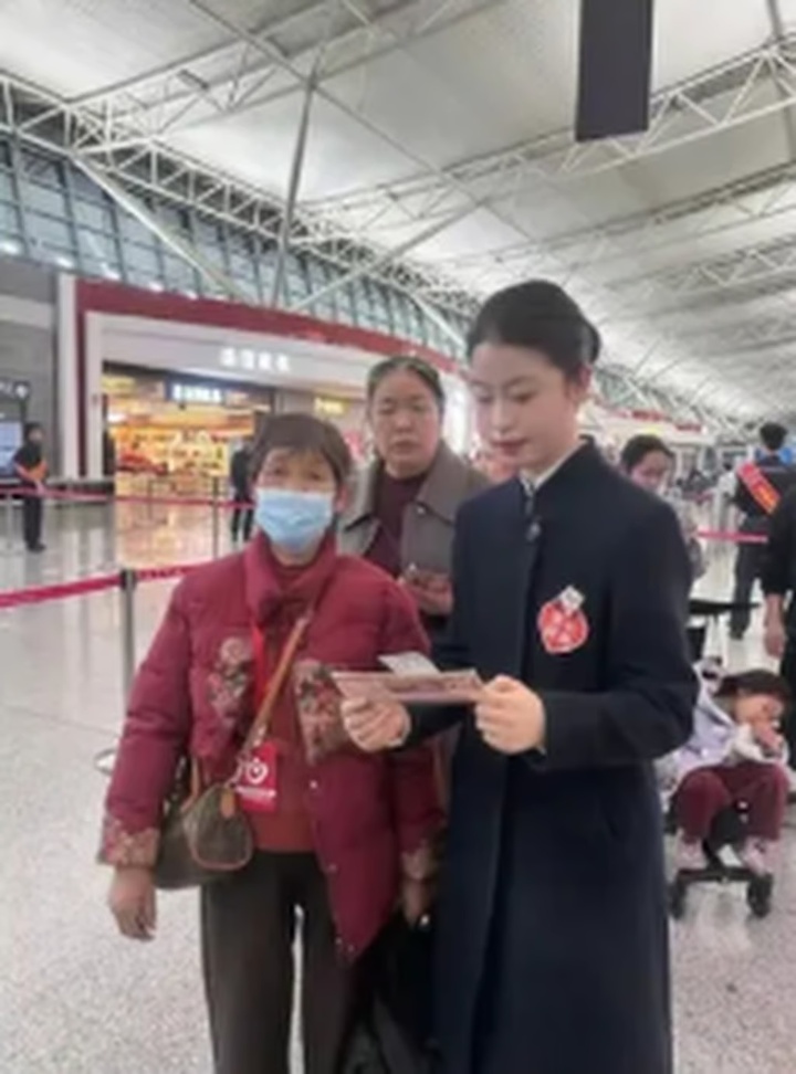 Mẹ vợ m&ugrave; chữ lần đầu đi m&aacute;y bay, ch&agrave;ng rể chu đ&aacute;o d&aacute;n &ldquo;l&aacute; thư cầu cứu&rdquo; l&ecirc;n vali- Ảnh 4.