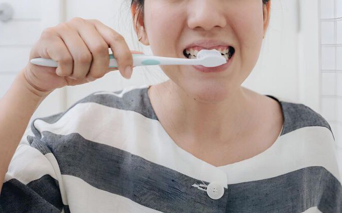 4 th&oacute;i quen ngủ khiến bạn tr&ocirc;ng xấu hơn, th&oacute;i quen cuối c&ugrave;ng thực sự kh&oacute; chịu- Ảnh 2.