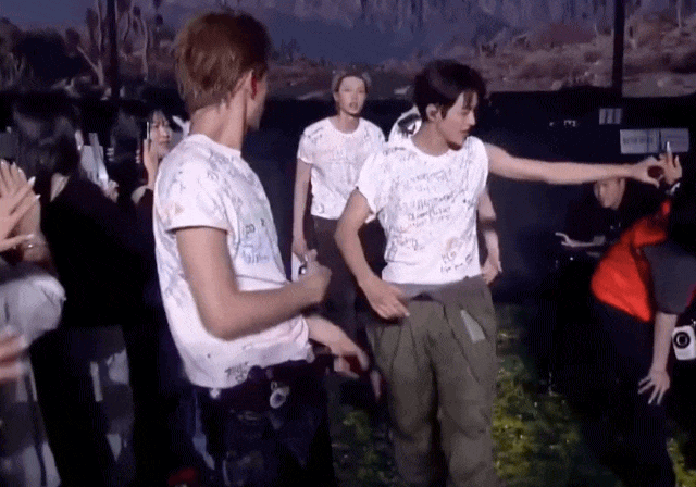 T&oacute;m gọn cảnh mỹ nam nh&oacute;m CORTIS x&ocirc; đẩy anh em giật ti&ecirc;u điểm center, ai rồi cũng ho&aacute; Jang Wonyoung!- Ảnh 3.