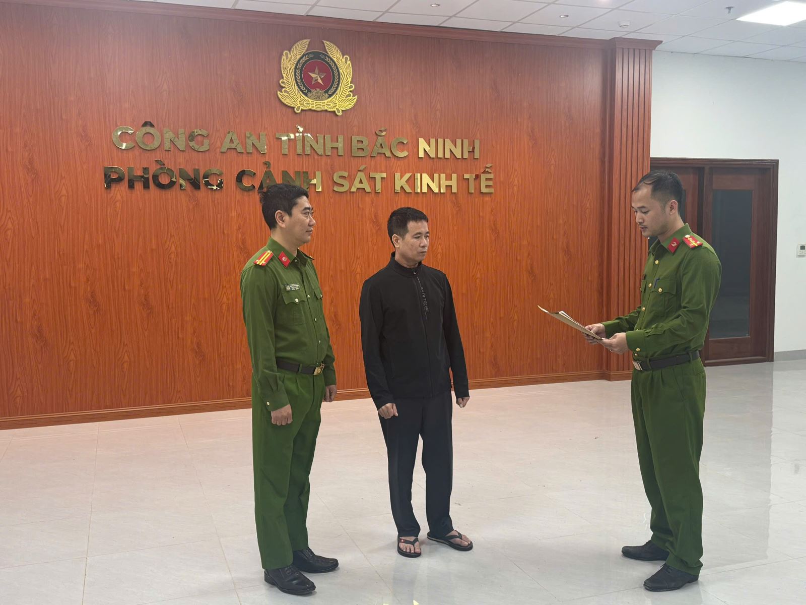 Ra lệnh bắt tạm giam chủ cơ sở sản xuất Nguyễn C&ocirc;ng Khương SN 1976- Ảnh 3.