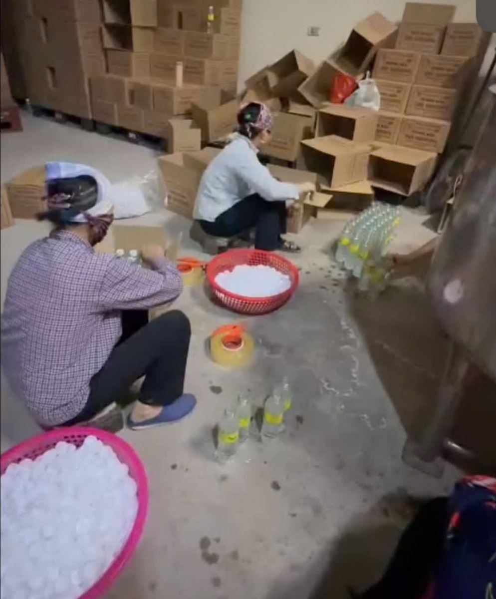 Ra lệnh bắt tạm giam chủ cơ sở sản xuất Nguyễn C&ocirc;ng Khương SN 1976- Ảnh 2.