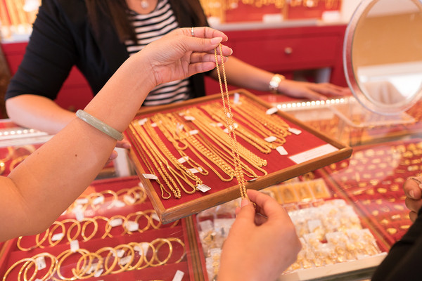 Con trai 16 tuổi khuy&ecirc;n mẹ t&iacute;ch trữ v&agrave;ng suốt 3 năm, người phụ nữ l&atilde;i đậm 1,4 tỷ: "Thằng b&eacute; xem tin tức rồi dự đo&aacute;n"- Ảnh 1.