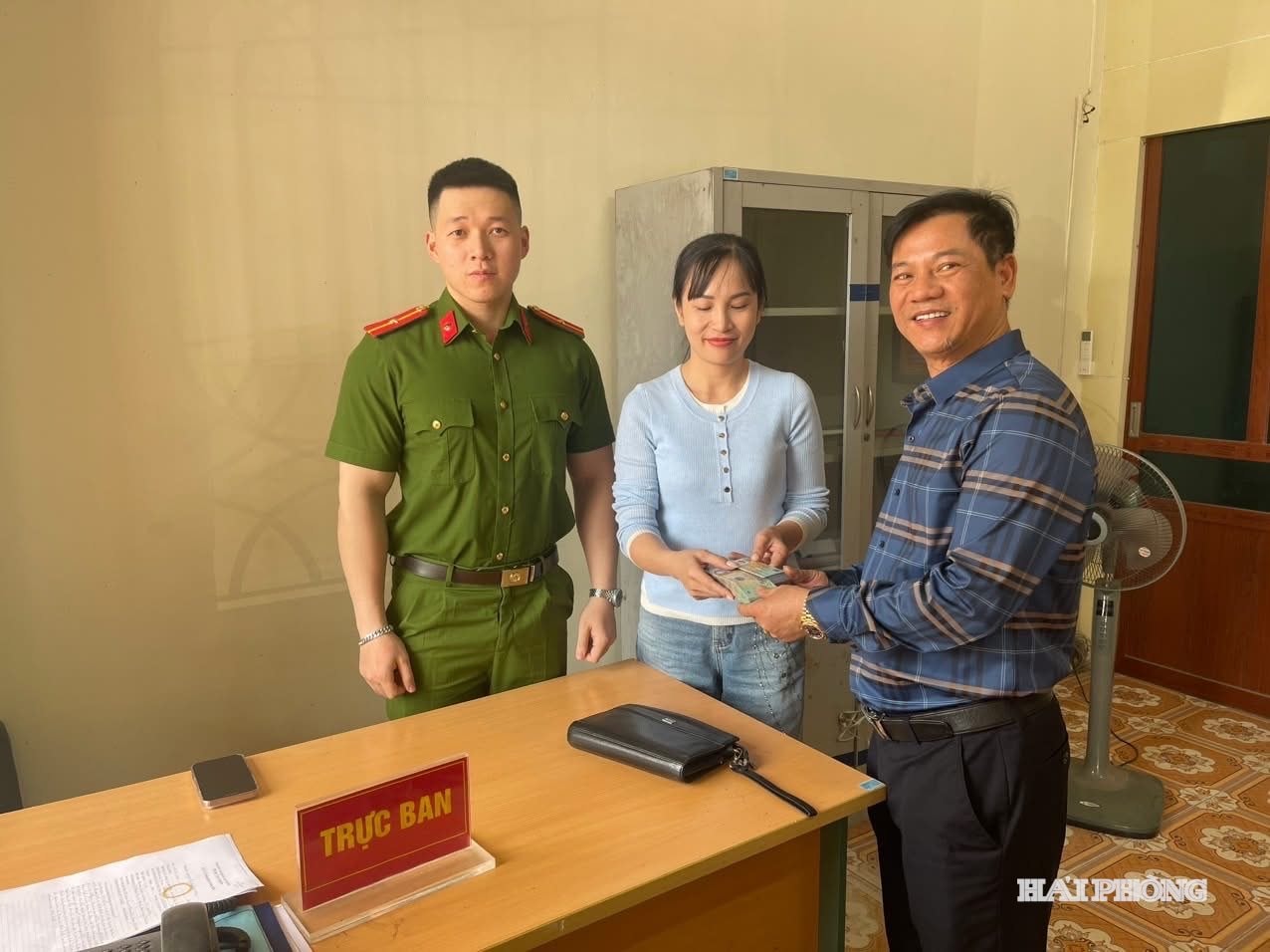 C&ocirc;ng an nhận tin b&aacute;o 100 triệu đồng tiền mặt nằm chơ vơ b&ecirc;n đường, người đ&agrave;n &ocirc;ng SN 1978 ở Hải Ph&ograve;ng được mời tới l&agrave;m việc- Ảnh 1.