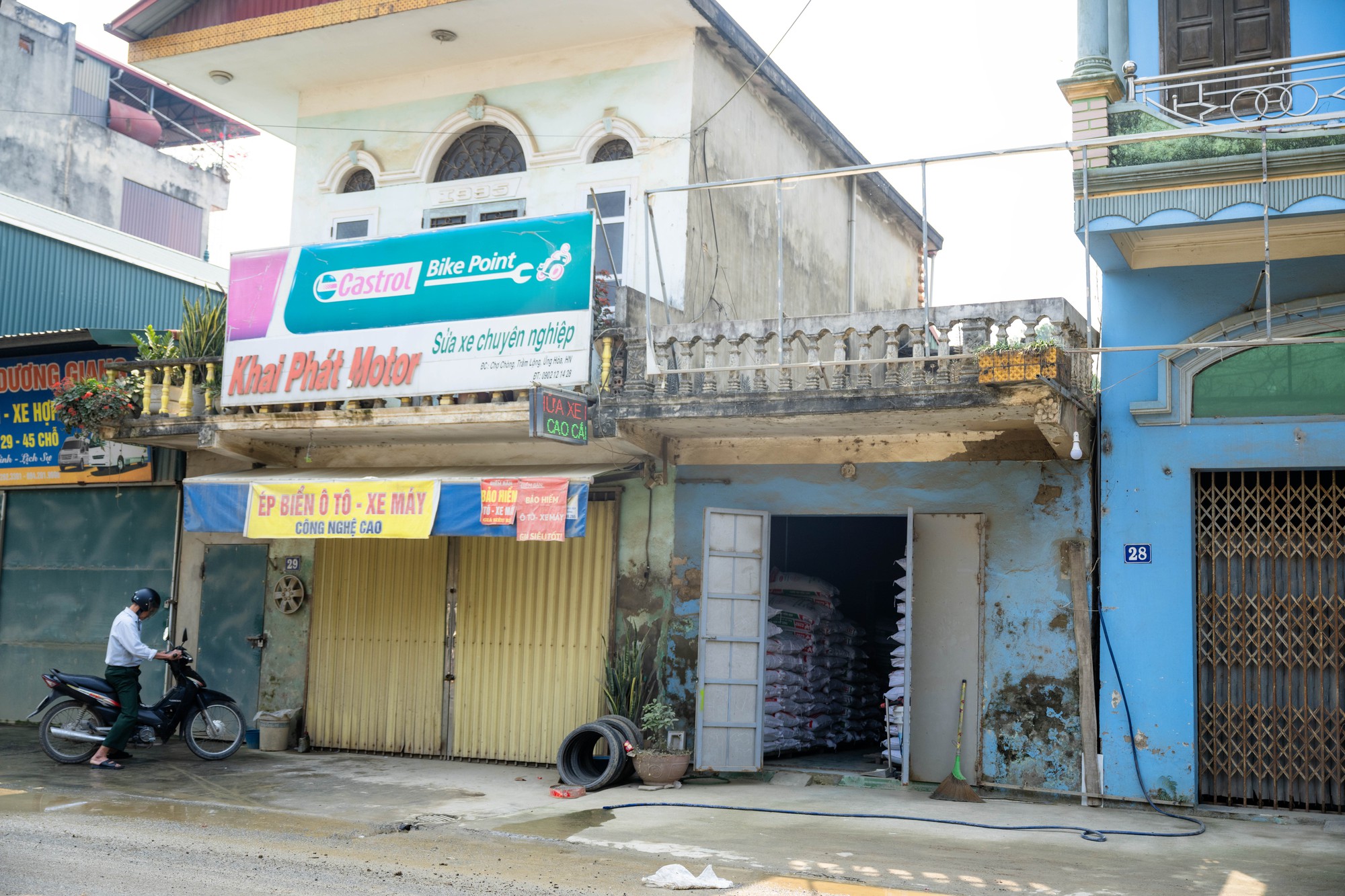 Chủ nhà kể lại sự cố vỉa hè nóng bất thường, tiền điện tăng từ 200 nghìn lên 4 triệu ở Hà Nội- Ảnh 1. Chủ nhà kể lại sự cố vỉa hè nóng bất thường, tiền điện tăng từ 200 nghìn lên 4 triệu ở Hà Nội- Ảnh 1.