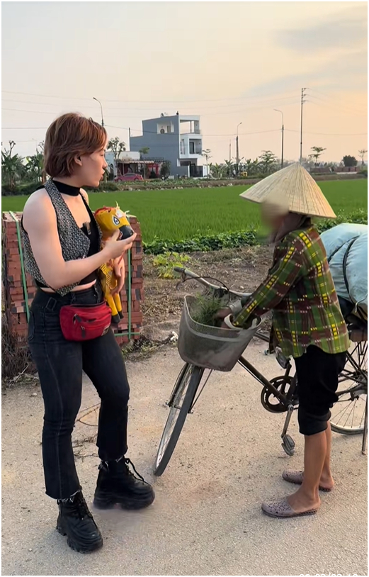 Đ&oacute;ng giả kh&aacute;ch H&agrave;n đ&ograve;i b&agrave; c&ocirc; dẫn đi kh&aacute;m ph&aacute; nghĩa trang, diễn biến sau đ&oacute; h&uacute;t 10 triệu lượt xem- Ảnh 2.