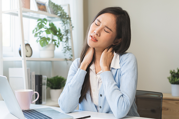 Nhiều người đang tự hủy hoại đốt sống cổ v&igrave; d&ugrave;ng laptop- Ảnh 1.