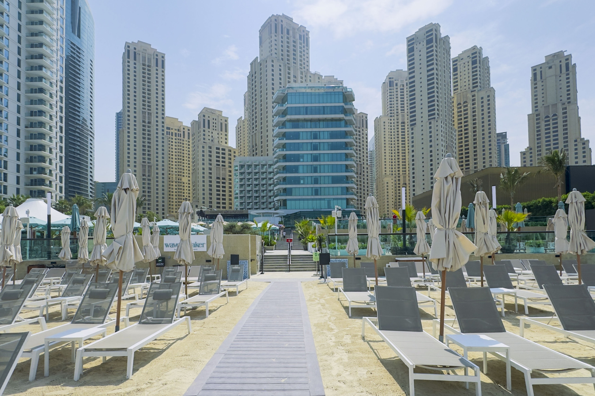 Những bức ảnh chưa từng c&oacute; chụp Dubai hiện tại: Nơi xa hoa nhất h&agrave;nh tinh giờ như &ldquo;th&agrave;nh phố hoang" ch&igrave;m trong im lặng- Ảnh 1.