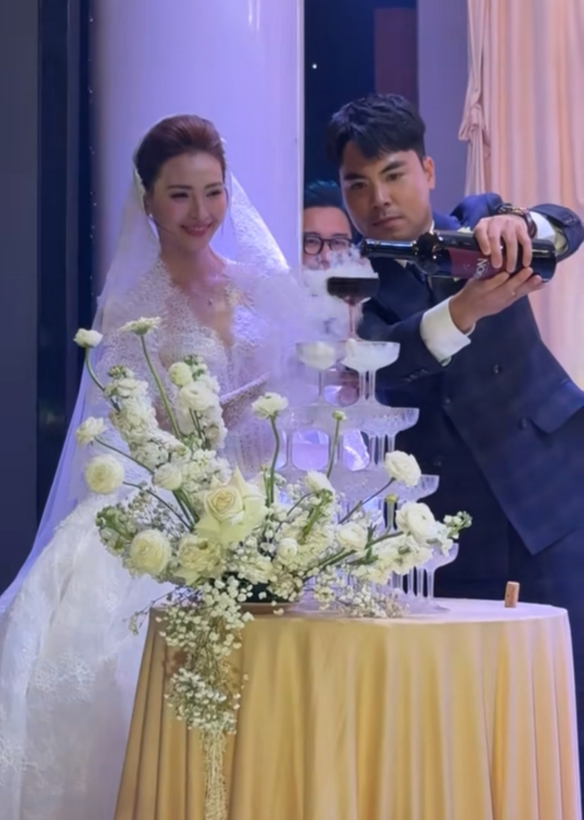 Đ&aacute;m cưới hot nhất h&ocirc;m nay: Tiền vệ Đức Huy bảnh bao h&ocirc;n MC Huyền Trang M&ugrave; Tạt tr&ecirc;n lễ đường- Ảnh 4.