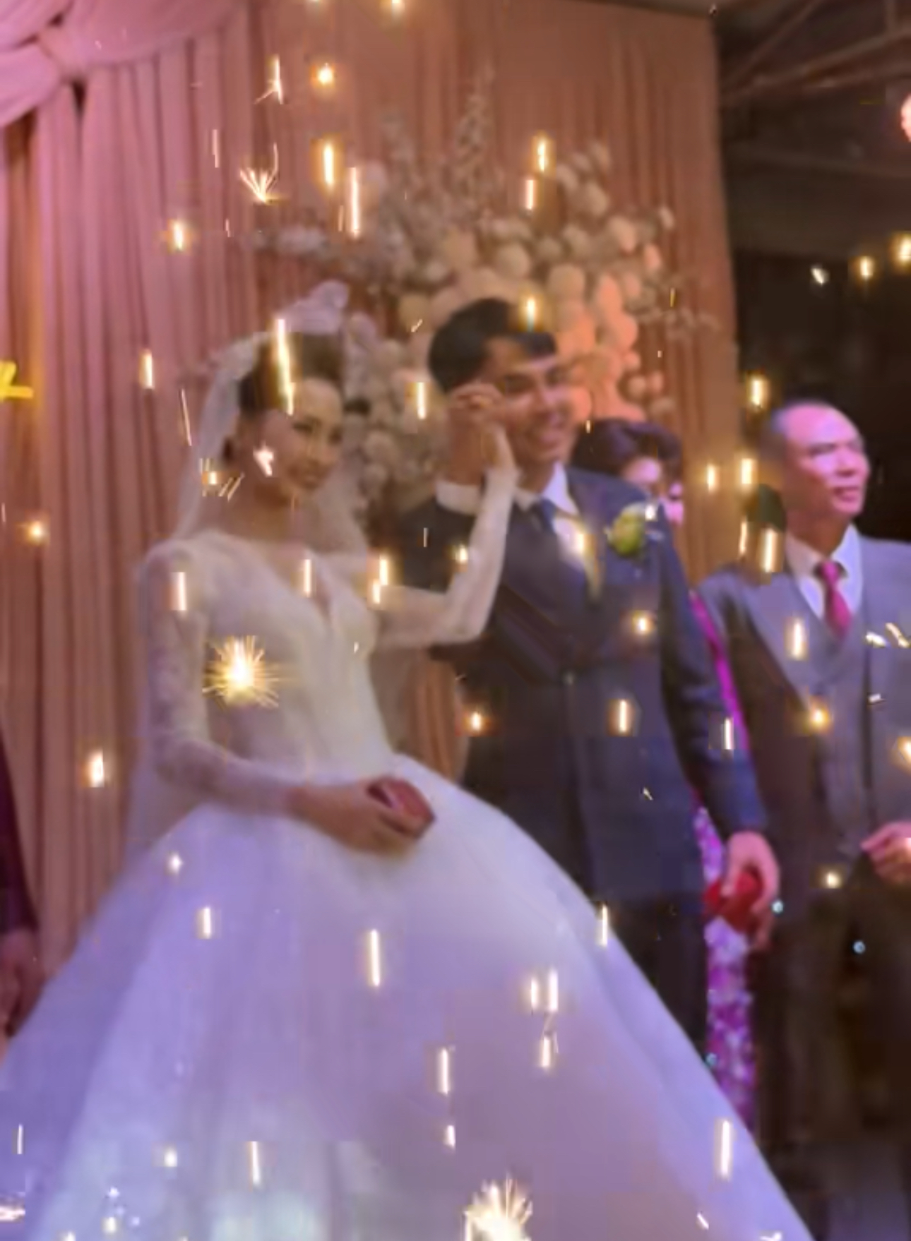 Đ&aacute;m cưới hot nhất h&ocirc;m nay: Tiền vệ Đức Huy bảnh bao h&ocirc;n MC Huyền Trang M&ugrave; Tạt tr&ecirc;n lễ đường- Ảnh 2.