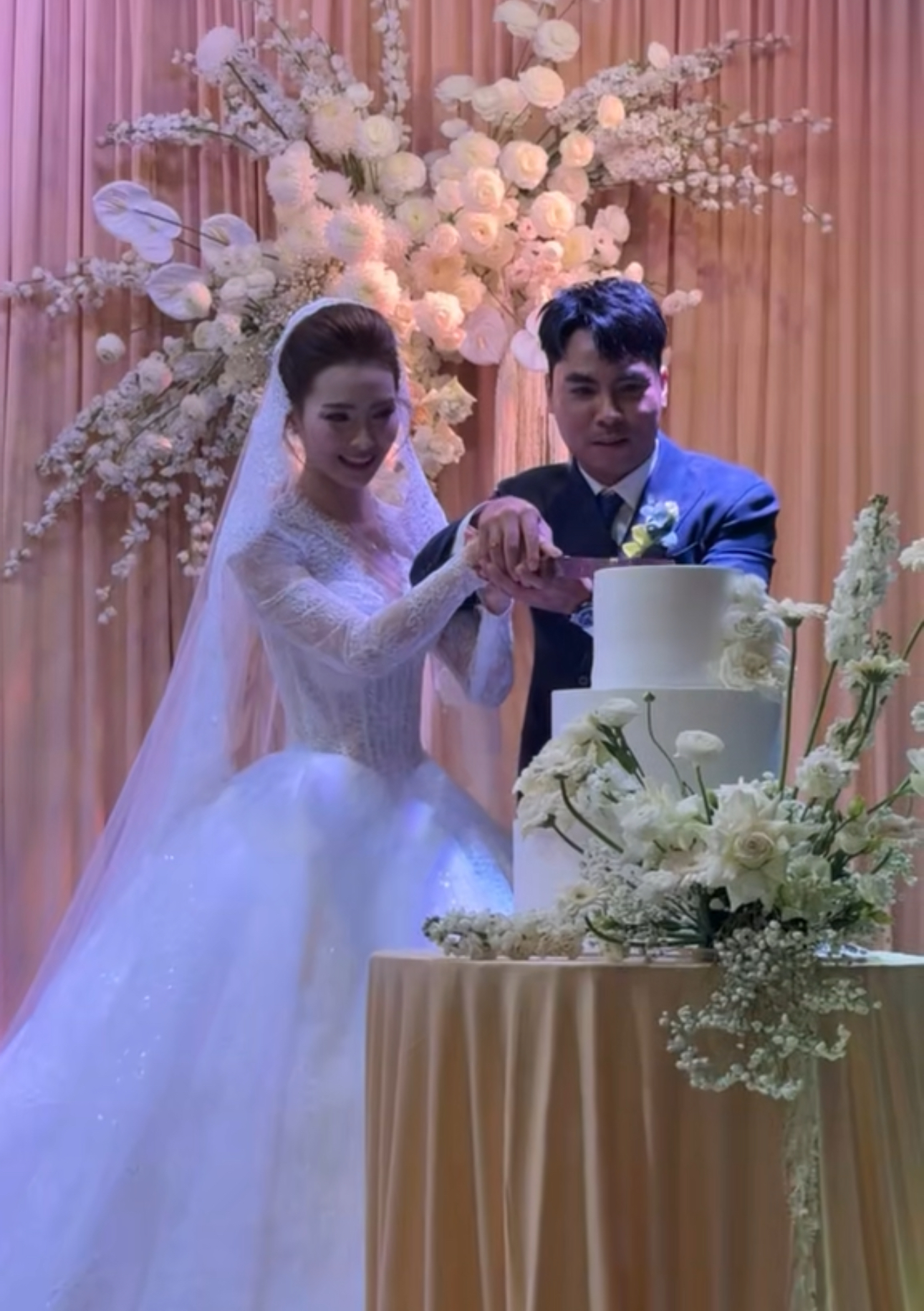 Đ&aacute;m cưới hot nhất h&ocirc;m nay: Tiền vệ Đức Huy bảnh bao h&ocirc;n MC Huyền Trang M&ugrave; Tạt tr&ecirc;n lễ đường- Ảnh 5.