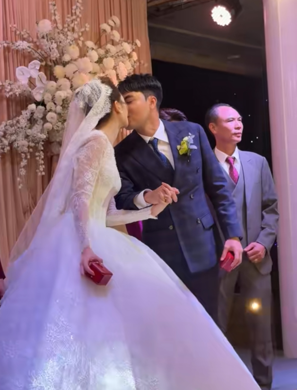 Đ&aacute;m cưới hot nhất h&ocirc;m nay: Tiền vệ Đức Huy bảnh bao h&ocirc;n MC Huyền Trang M&ugrave; Tạt tr&ecirc;n lễ đường- Ảnh 1.