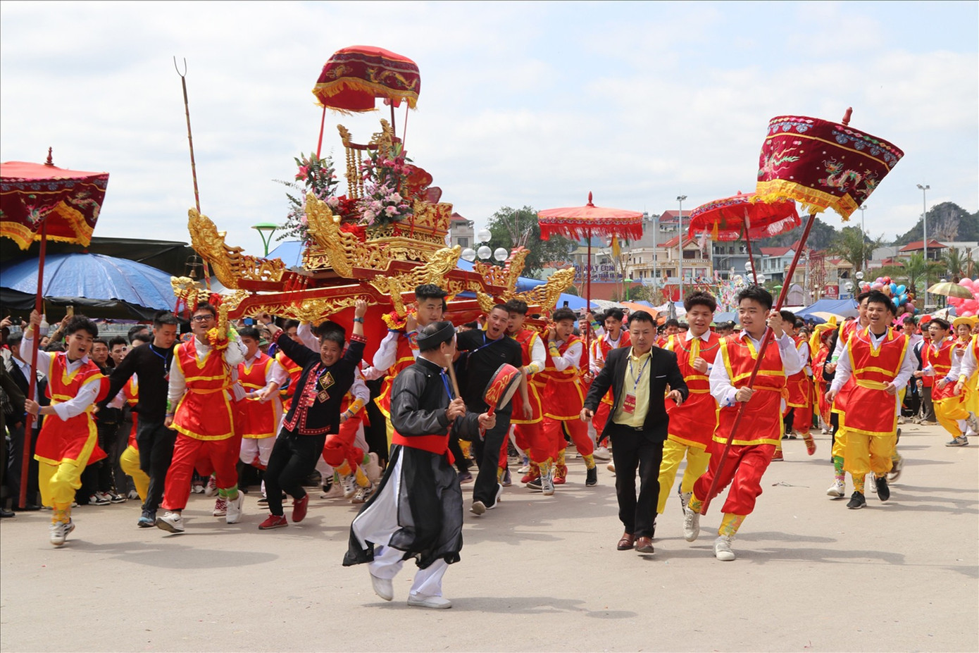 Người Lạng Sơn dọn nh&agrave;, sắp cỗ, mời du kh&aacute;ch ăn ở miễn ph&iacute;- Ảnh 2.