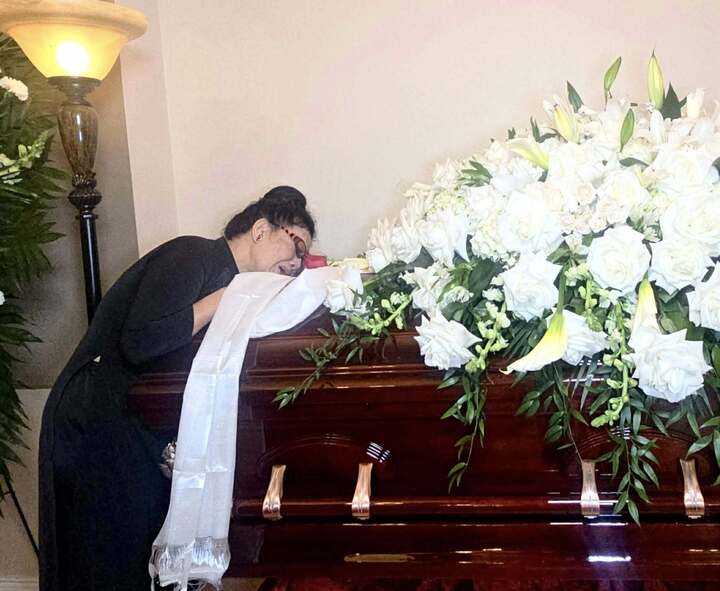 Mẹ kh&oacute;c ngất b&ecirc;n linh cữu Kasim Ho&agrave;ng Vũ, nhiều đồng nghiệp tiễn đưa- Ảnh 2.