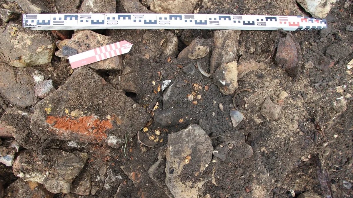 Đ&agrave;o m&oacute;ng nh&agrave;, ph&aacute;t hiện "kho b&aacute;u" bằng v&agrave;ng qu&yacute; gi&aacute;- Ảnh 2.