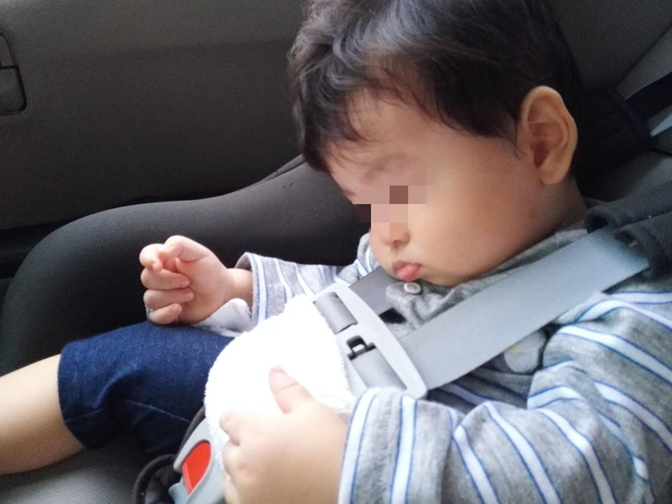 Đi xe qu&atilde;ng đường 200 m&eacute;t, b&eacute; 1 tuổi bị liệt nửa người: B&aacute;c sĩ cảnh b&aacute;o sai lầm nhiều cha mẹ mắc phải- Ảnh 1.