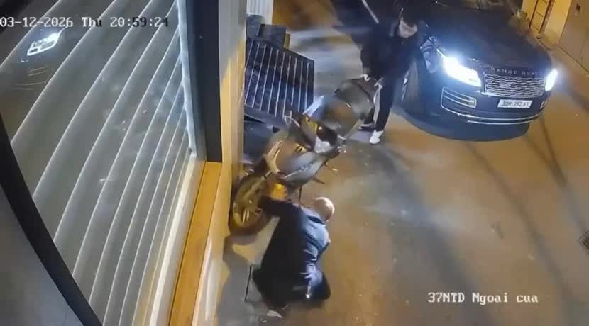 T&agrave;i xế Range Rover d&ugrave;ng dao chọc thủng lốp xe SH ở H&agrave; Nội: C&oacute; thể đối diện h&igrave;nh phạt n&agrave;o?- Ảnh 4.