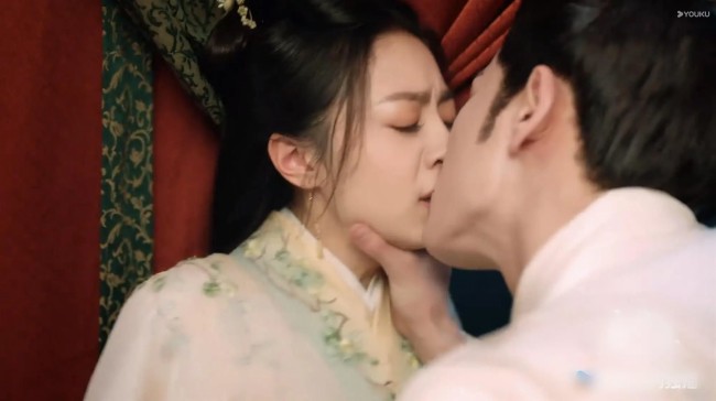 Ai cấm t&agrave;i tử n&agrave;y đ&oacute;ng cảnh h&ocirc;n gi&ugrave;m với: Đ&atilde; xấu lại c&ograve;n th&ocirc; bạo, nh&igrave;n m&ocirc;i nữ ch&iacute;nh l&agrave; biết đau đớn cỡ n&agrave;o- Ảnh 5.