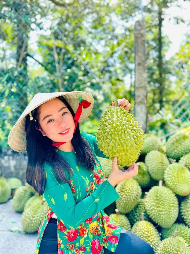 Mẹ đơn th&acirc;n l&agrave; nữ NSƯT nổi tiếng miền Nam một thời: 50 tuổi b&aacute;n tr&aacute;i c&acirc;y ở Mỹ, c&oacute; người y&ecirc;u b&iacute; mật- Ảnh 3.