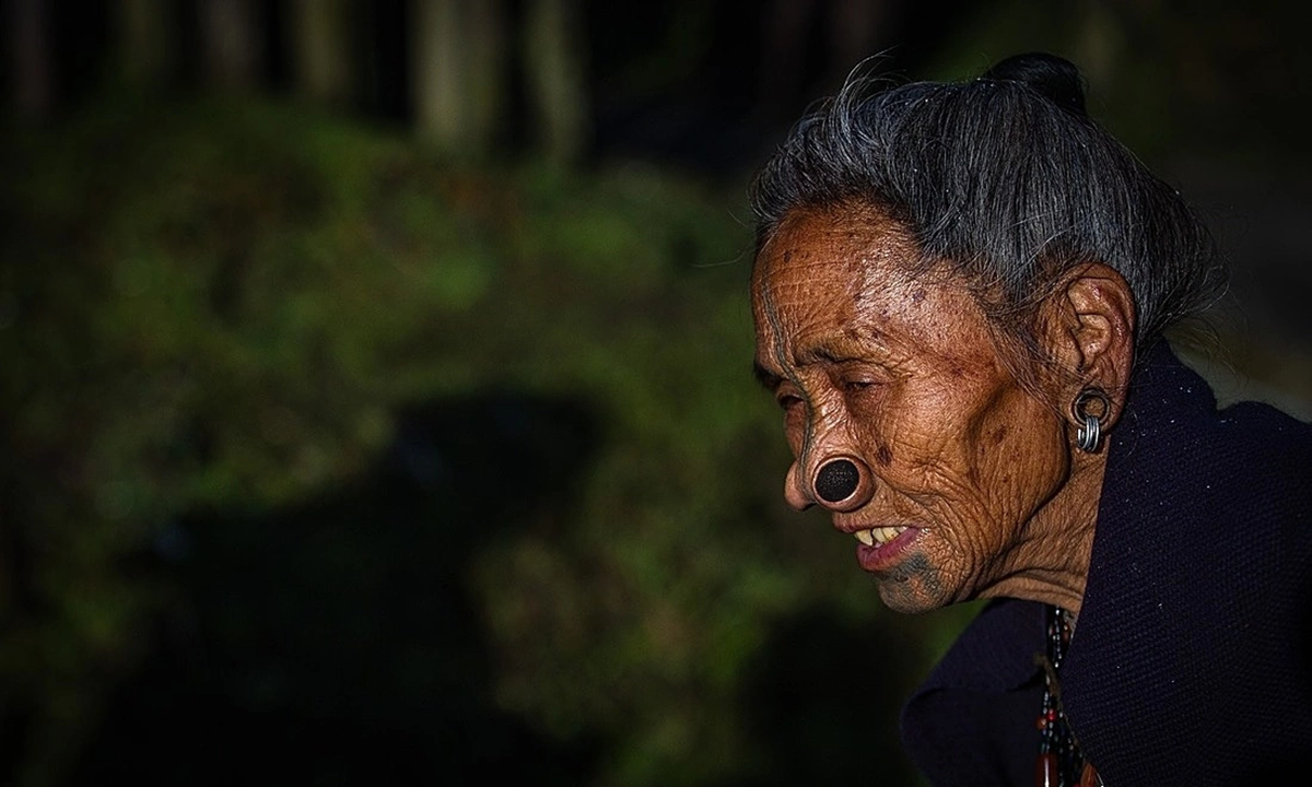 V&ugrave;ng đất kỳ lạ nơi phụ nữ m&ecirc; mẩn "l&agrave;m đẹp" với hai chiếc lỗ kinh dị tr&ecirc;n mũi- Ảnh 4.