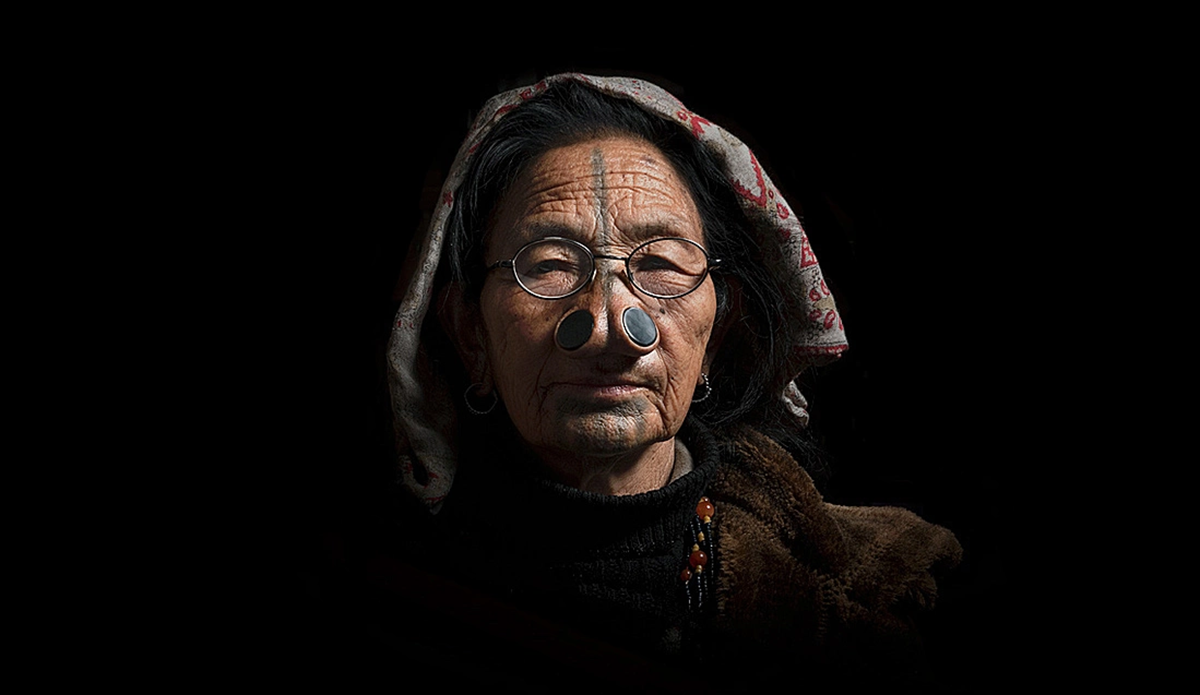 V&ugrave;ng đất kỳ lạ nơi phụ nữ m&ecirc; mẩn "l&agrave;m đẹp" với hai chiếc lỗ kinh dị tr&ecirc;n mũi- Ảnh 2.