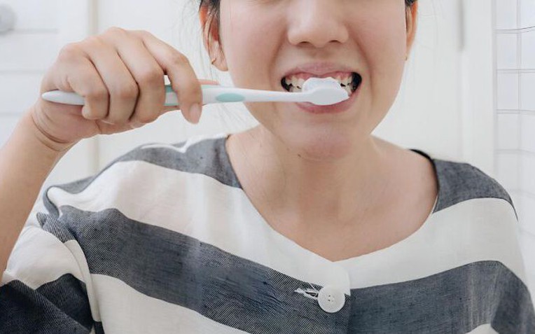 Sau tuổi 40 bạn đ&atilde; chọn đ&uacute;ng b&agrave;n chải đ&aacute;nh răng chưa? B&aacute;c sĩ chỉ th&ecirc;m một bước để bảo vệ răng miệng, tr&aacute;nh rụng răng- Ảnh 1.