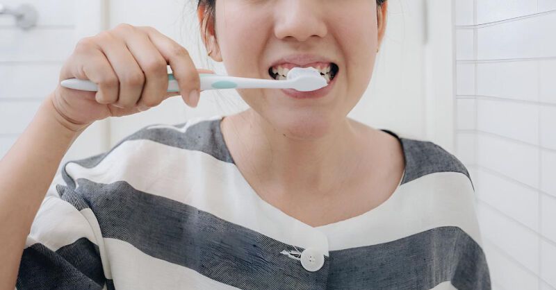 Sau tuổi 40 bạn đ&atilde; chọn đ&uacute;ng b&agrave;n chải đ&aacute;nh răng chưa? B&aacute;c sĩ chỉ th&ecirc;m một bước để bảo vệ răng miệng, tr&aacute;nh rụng răng- Ảnh 3.