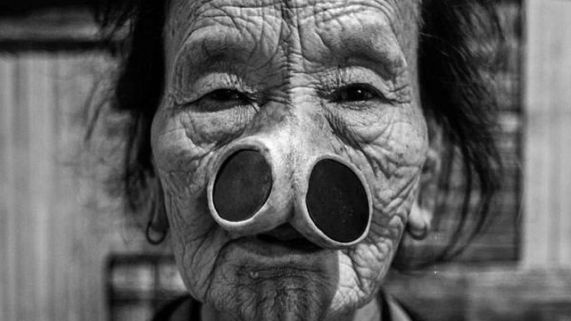 V&ugrave;ng đất kỳ lạ nơi phụ nữ m&ecirc; mẩn "l&agrave;m đẹp" với hai chiếc lỗ kinh dị tr&ecirc;n mũi- Ảnh 3.