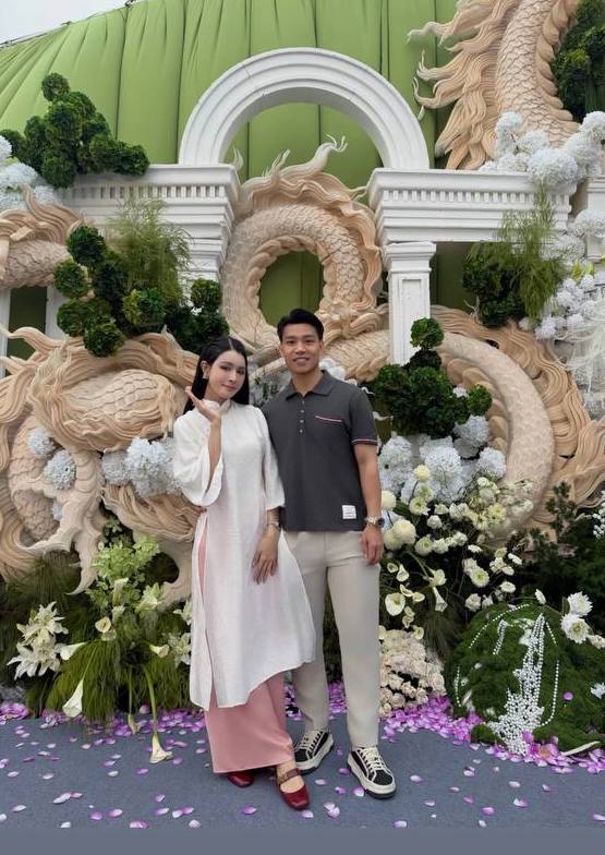 To&agrave;n cảnh đ&aacute;m cưới Đức Huy - MC M&ugrave; Tạt: C&ocirc; d&acirc;u ch&uacute; rể đẹp đ&ocirc;i, C&ocirc;ng Phượng, Văn To&agrave;n v&agrave; d&agrave;n sao ĐT Việt Nam đổ bộ- Ảnh 5.