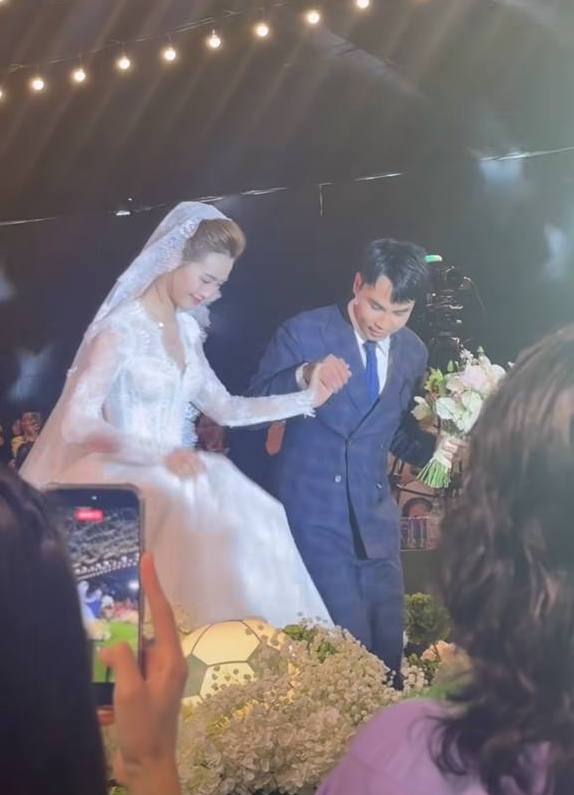 To&agrave;n cảnh đ&aacute;m cưới Đức Huy - MC M&ugrave; Tạt: C&ocirc; d&acirc;u ch&uacute; rể đẹp đ&ocirc;i, C&ocirc;ng Phượng, Văn To&agrave;n v&agrave; d&agrave;n sao ĐT Việt Nam đổ bộ- Ảnh 2.